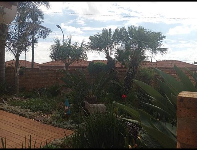 2 BEDROOM TOWNHOUSE FOR SALE IN EIKE PARK